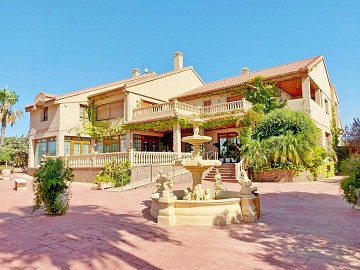 Luxe grote villa met bedrijf